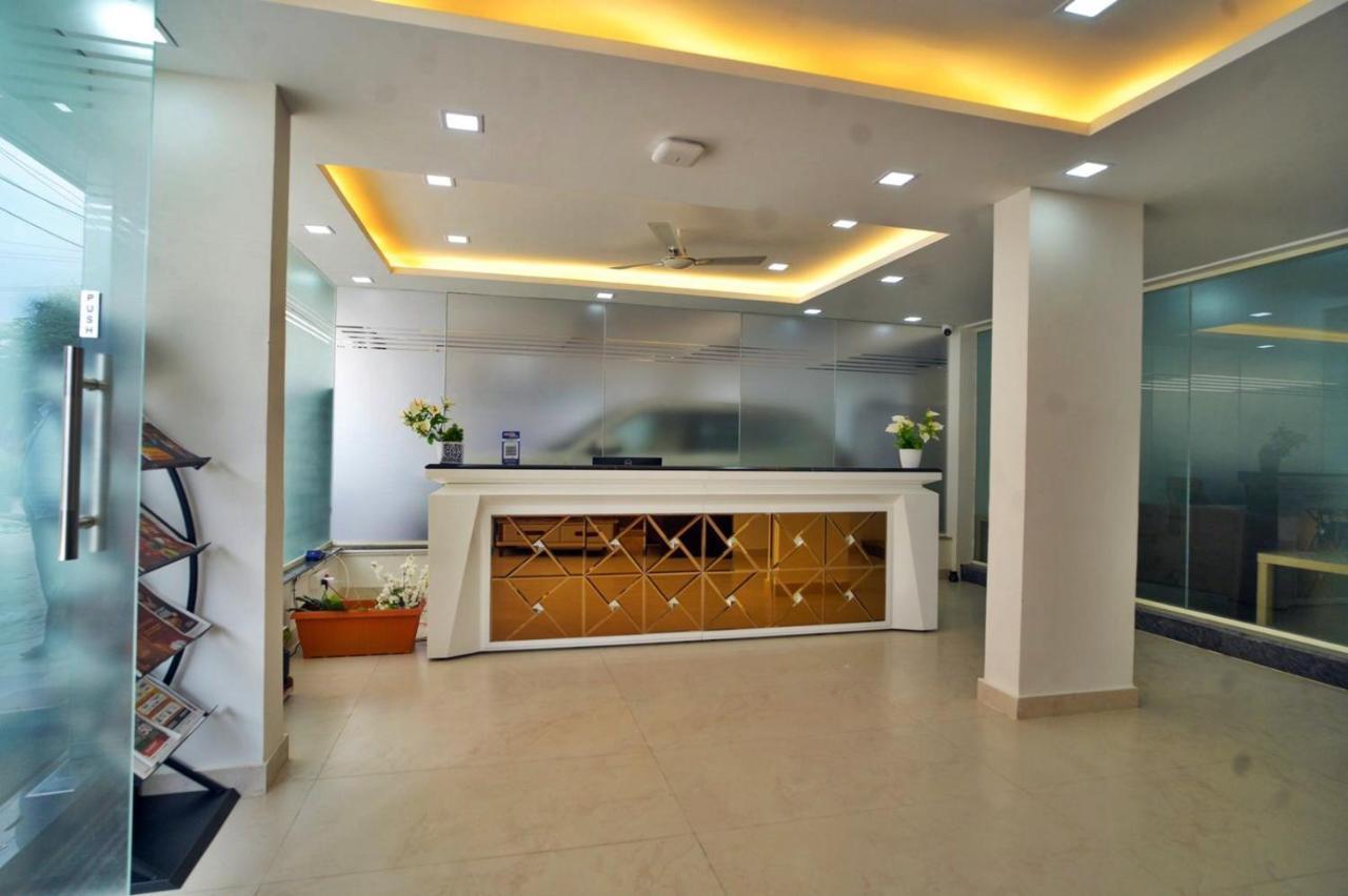 Hotel Sterling Inn Bangalore International Airport Yelahanka Exteriör bild